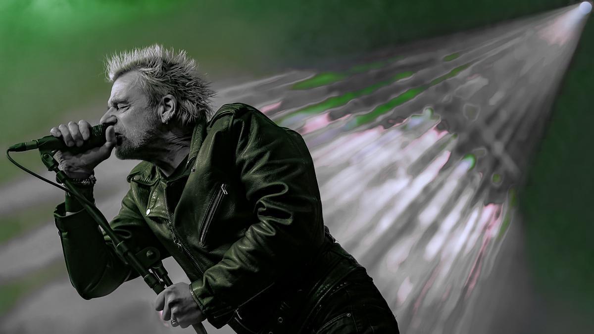 Colin Abrahall, cantante de GBH, durante un concierto