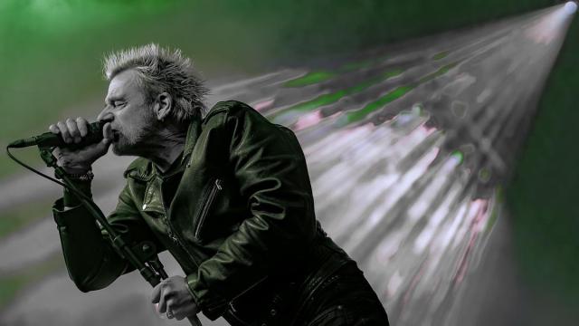 Colin Abrahall, cantante de GBH, durante un concierto