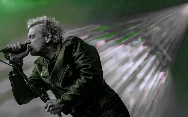 Colin Abrahall, cantante de GBH, durante un concierto