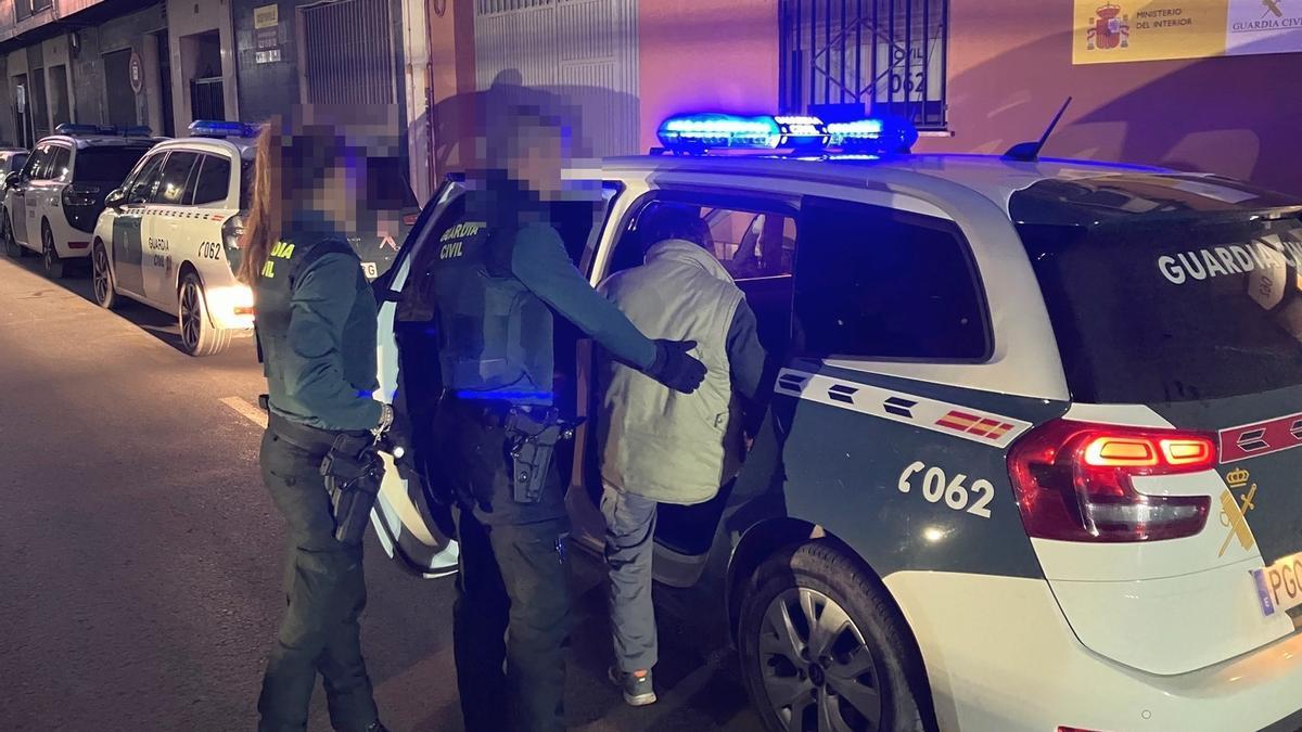 Un hombre es detenido por la Guardia Civil.