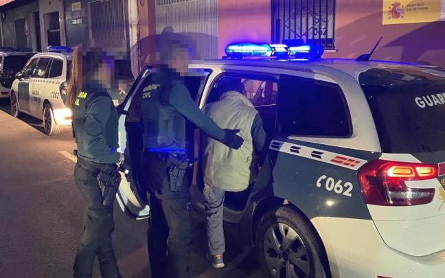 Un hombre es detenido por la Guardia Civil.