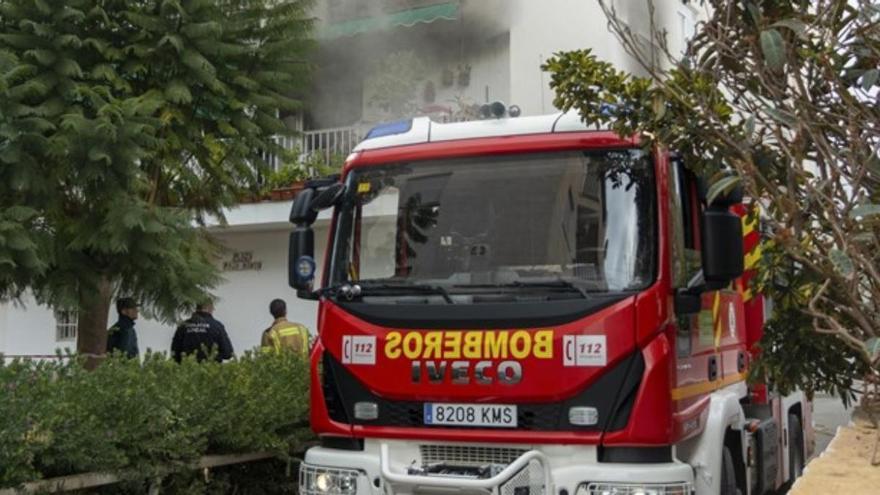 niño de seis años ha muerto esta madrugada y su madre, de 47, ha resultado herida grave en la deflagración y posterior incendio de una vivienda en Granada.