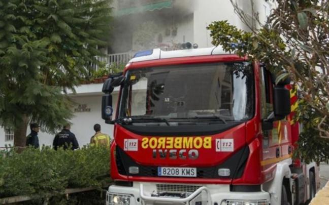 niño de seis años ha muerto esta madrugada y su madre, de 47, ha resultado herida grave en la deflagración y posterior incendio de una vivienda en Granada.