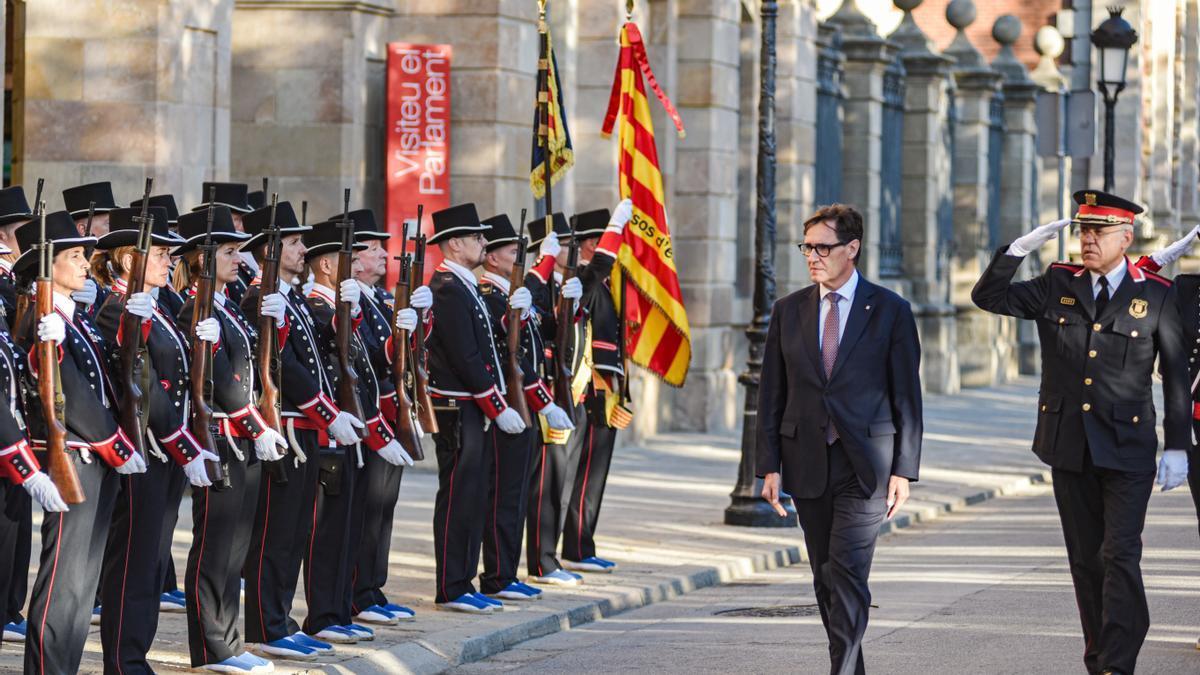 El president de la Generalitat, Salvador Illa, a su llegada al acto solemne de izada de la senyera en la víspera de la Diada Nacional de Catalunya.