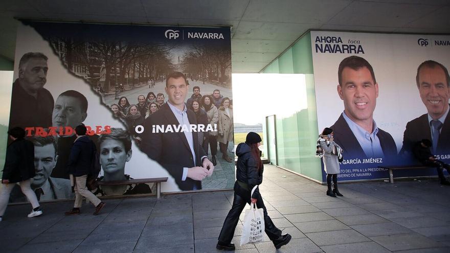 Los carteles de la campaña del PP, colocados en la estación de autobuses