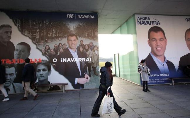 Los carteles de la campaña del PP, colocados en la estación de autobuses