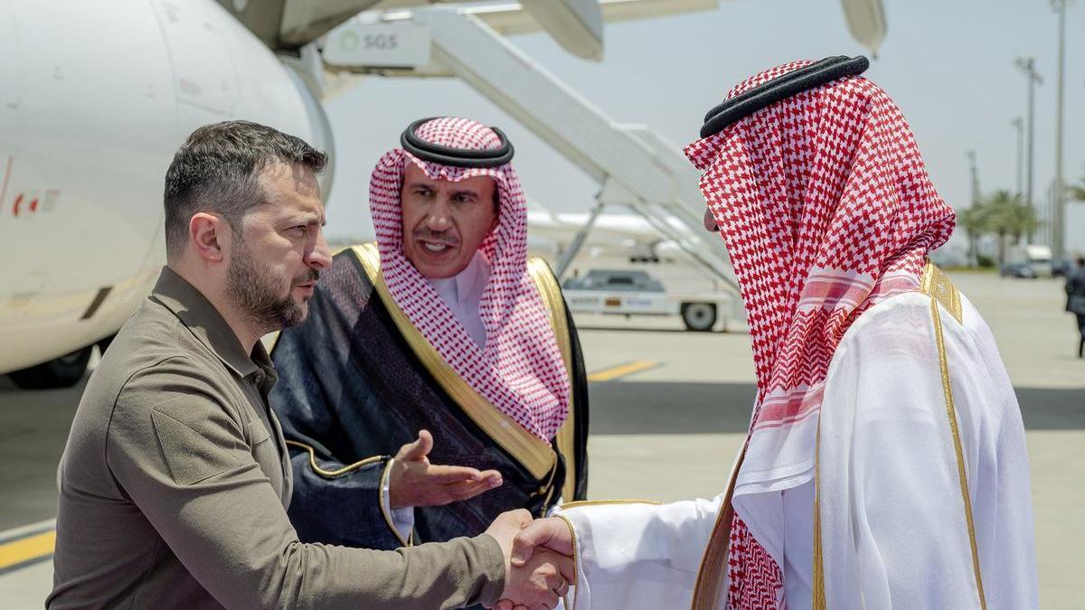 Zelenski saluda al príncipe Badr bin Sultan Al Saud a su llegada a Yeda.