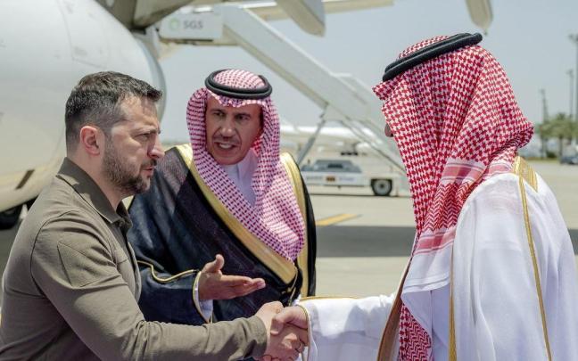 Zelenski saluda al príncipe Badr bin Sultan Al Saud a su llegada a Yeda.