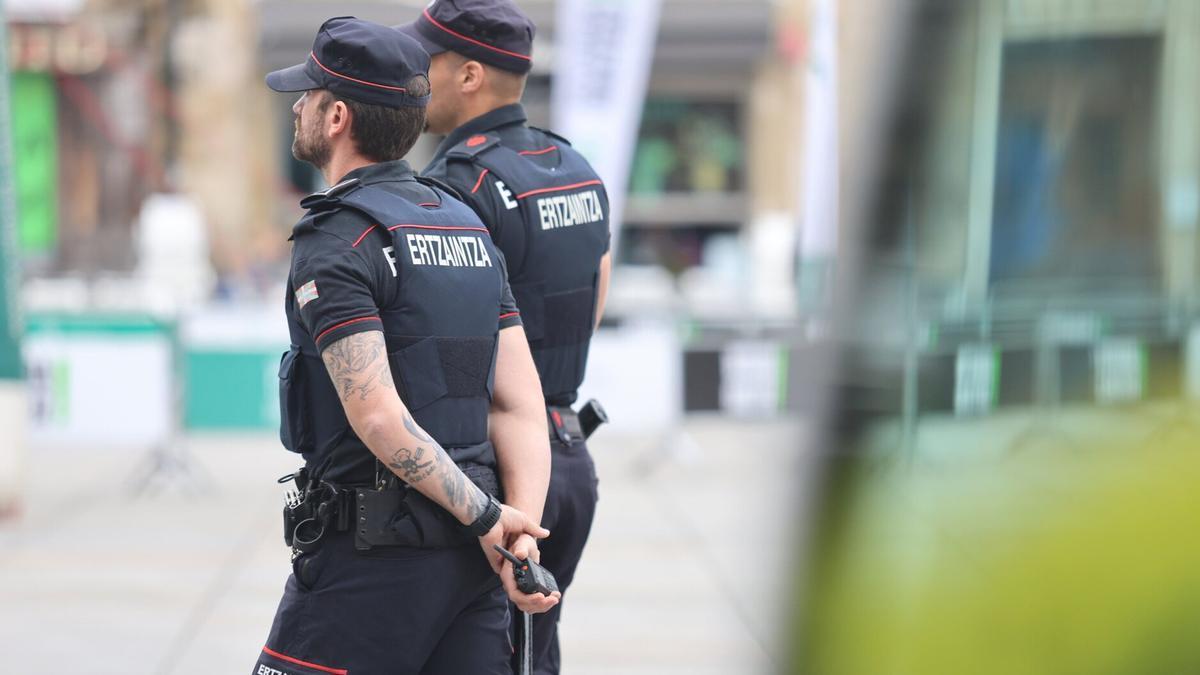 Dos agentes de la Ertzaintza en el centro de Gasteiz.