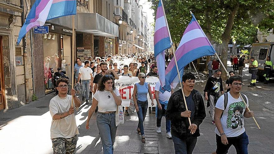 Jóvenes enarbolan varias banderas ‘trans’ durante la última manifestación del Orgullo en Vitoria. | FOTO: ALEX LARRETXI