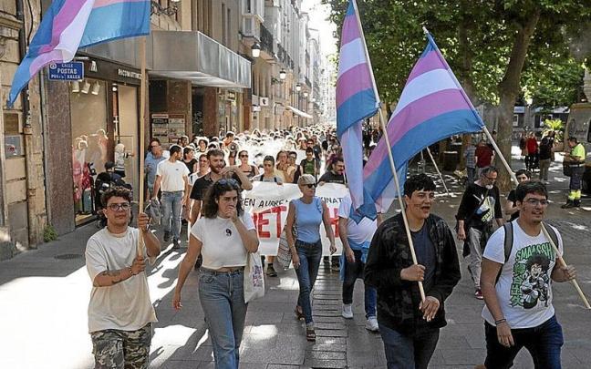 Jóvenes enarbolan varias banderas ‘trans’ durante la última manifestación del Orgullo en Vitoria. | FOTO: ALEX LARRETXI Jóvenes enarbolan varias banderas ‘trans’ durante la última manifestación del Orgullo en Vitoria. | FOTO: ALEX LARRETXI