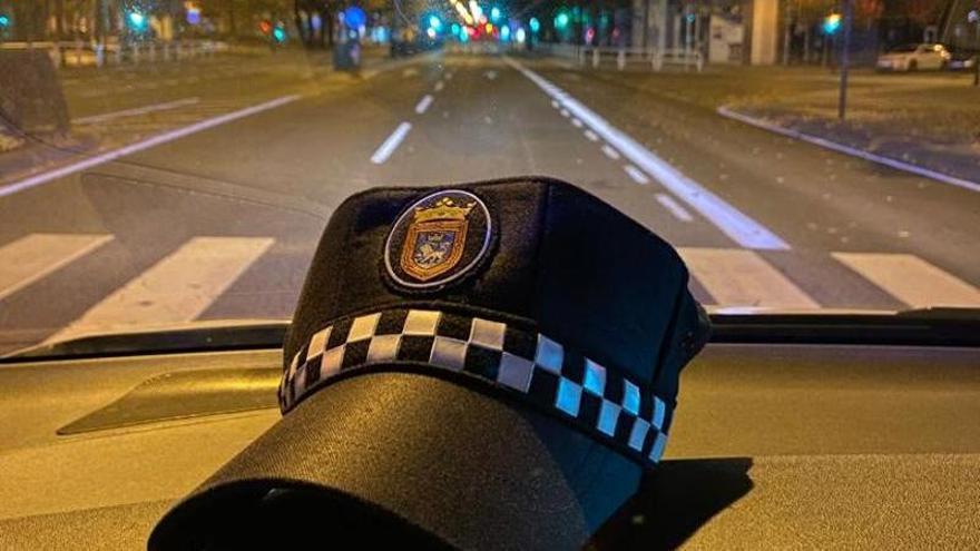 Una patrulla de Policía Municipal en el centro de Pamplona.