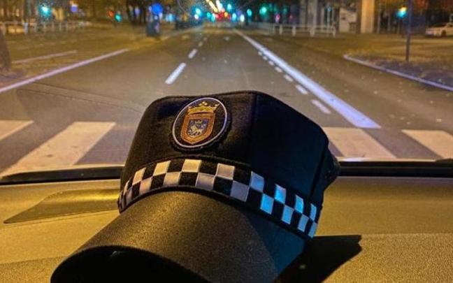 Una patrulla de Policía Municipal en el centro de Pamplona.