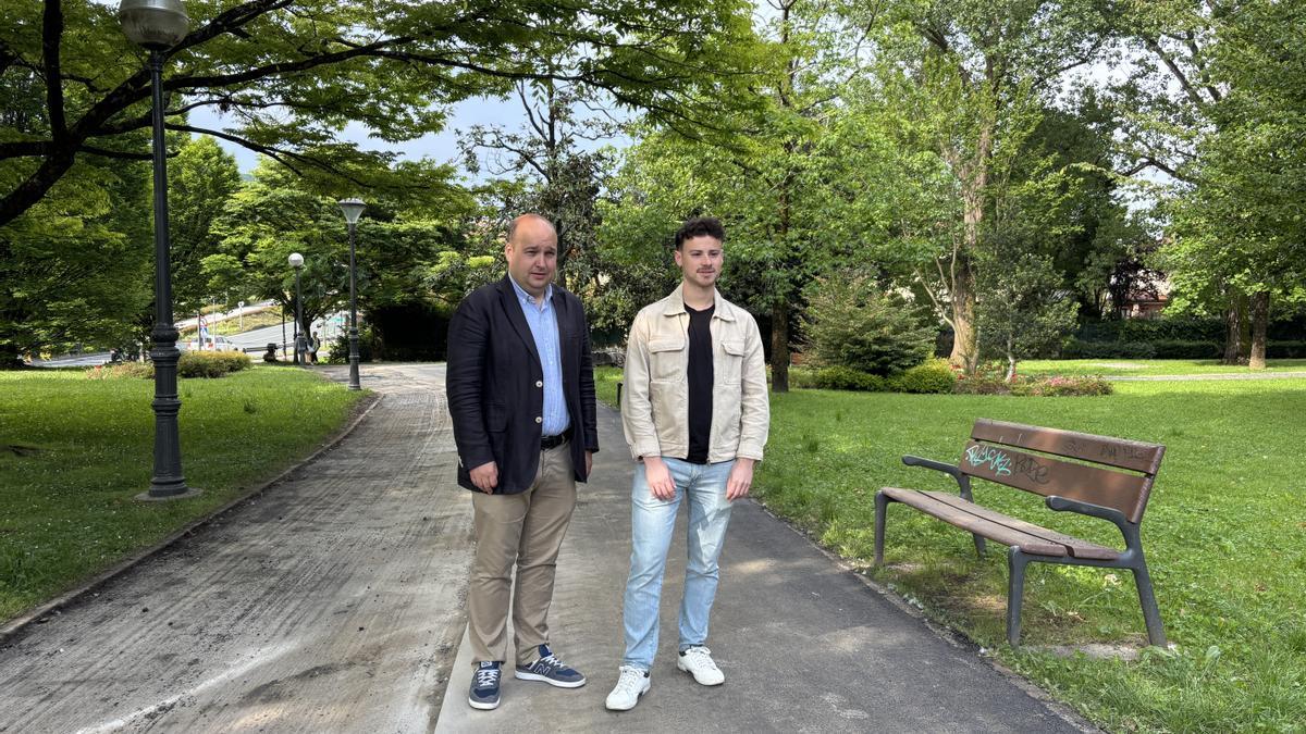 El delegado de Obras, Mantenimiento e Infraestructuras del Ayuntamiento de Irun, Gorka Álvarez, y el delegado de Movilidad Sostenible, Sergio Javier, esta mañana en los jardines de Barón de Oña.