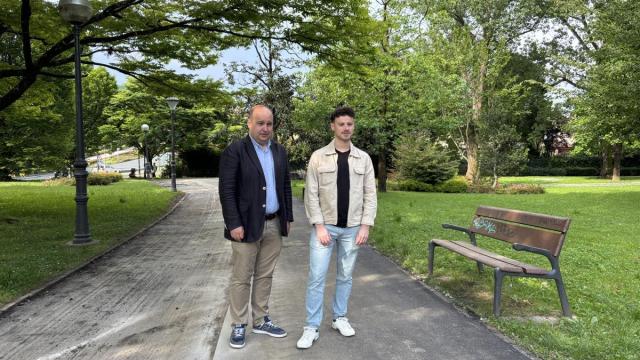 El delegado de Obras, Mantenimiento e Infraestructuras del Ayuntamiento de Irun, Gorka Álvarez, y el delegado de Movilidad Sostenible, Sergio Javier, esta mañana en los jardines de Barón de Oña. / A.M.S. El delegado de Obras, Mantenimiento e Infraestructuras del Ayuntamiento de Irun, Gorka Álvarez, y el delegado de Movilidad Sostenible, Sergio Javier, esta mañana en los jardines de Barón de Oña.