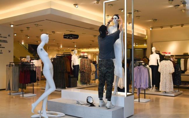 Trabajador en una tienda de Zara.