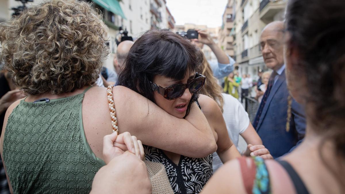 Juana Rivas llega con su hijo menor al punto de encuentro en Granada