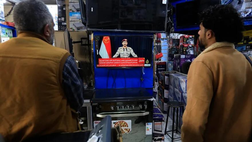 El portavoz militar hutí, Yahya Sarea, en un discurso televisivo sobre los nuevos ataques marítimos, en Saná