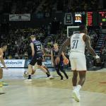 Harald Frey sube el balón contra el UCAM Murcia ante el bloqueo de Tryggvi Hlinason. / MARKEL FERNÁNDEZ