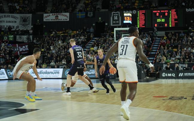 Harald Frey sube el balón contra el UCAM Murcia ante el bloqueo de Tryggvi Hlinason. / MARKEL FERNÁNDEZ