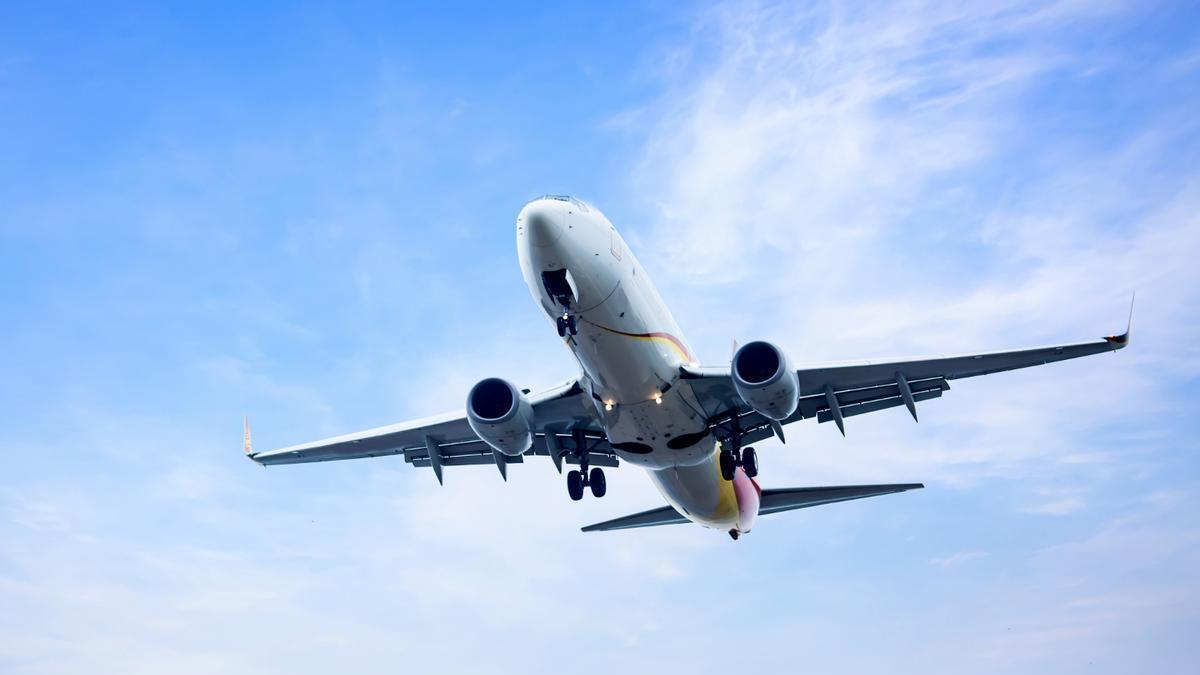 Imagen de un avión en pleno vuelo