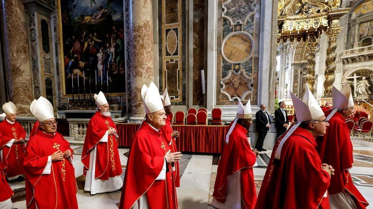 Los cardenales asisten a la séptima misa por el Papa Francisco en la basílica de San Pedro.