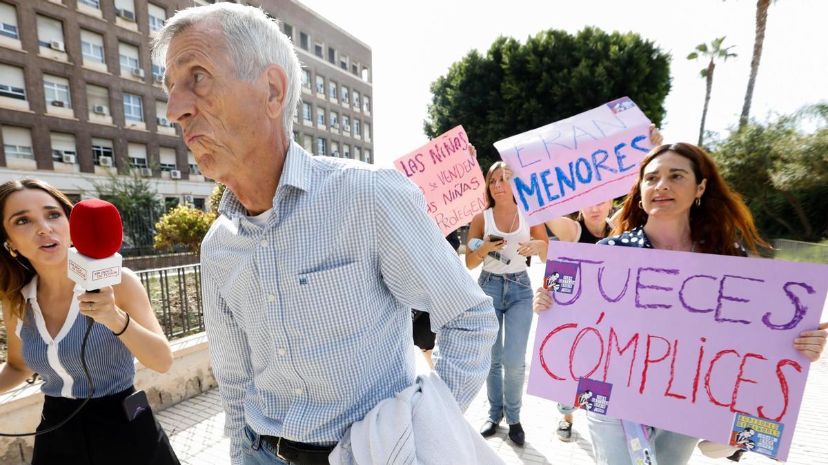 Varias mujeres protestan a la salida de los juzgados de uno de los empresarios condenados.