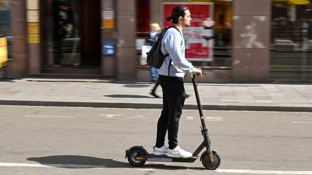La multa a la que te enfrentas si llevas auriculares en bici o patinete