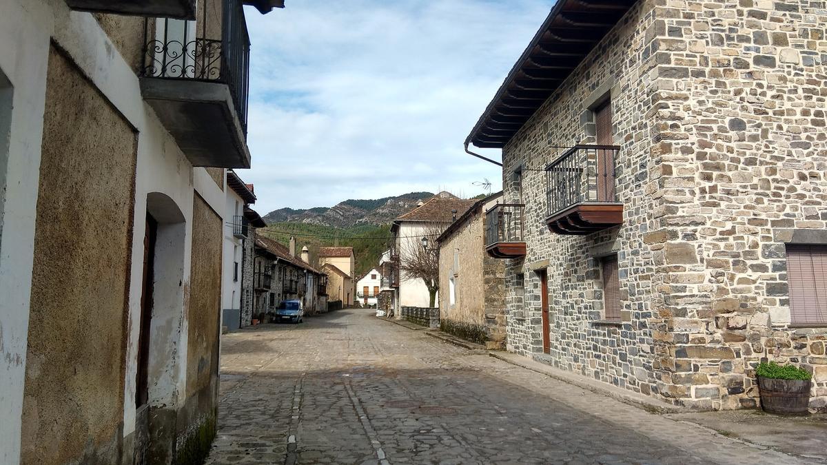 Una calle empedrada de Fago.