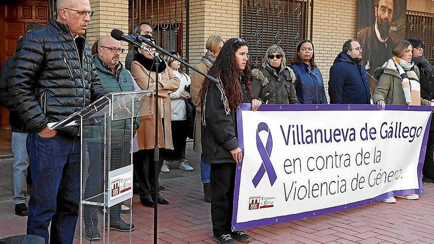 Concentración de repulsa por el asesinato machista, ayer en Villanueva de Gállego, en Zaragoza. | FOTO: EFE