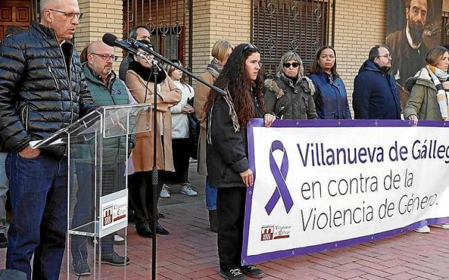Concentración de repulsa por el asesinato machista, ayer en Villanueva de Gállego, en Zaragoza. | FOTO: EFE