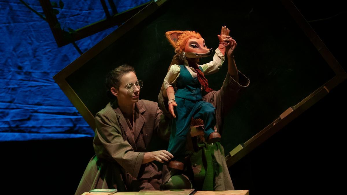 Miren Larrea en una escena del espectáculo 'Andereño-La maestra'.