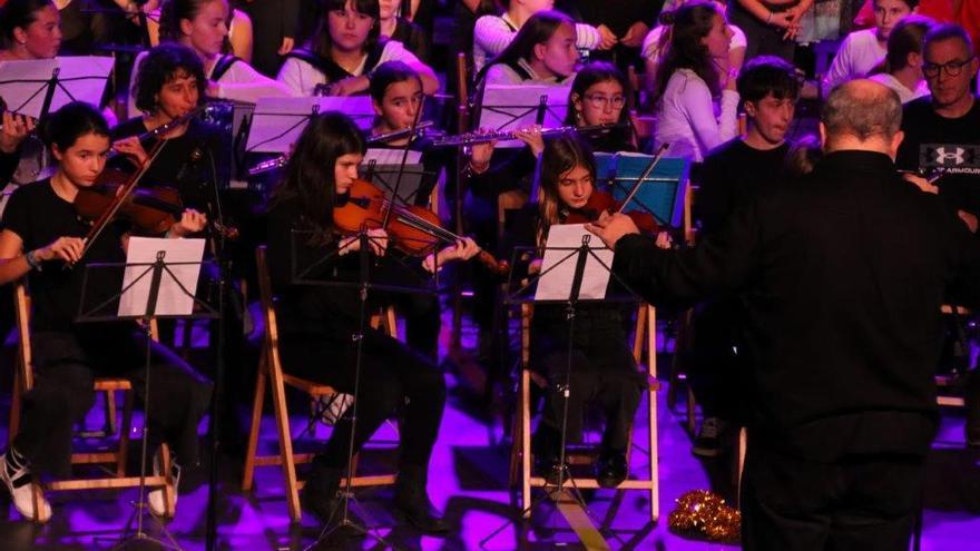 La gazte banda de la musika eskola en un concierto.