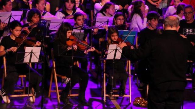 La gazte banda de la musika eskola en un concierto.