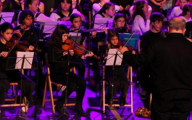 La gazte banda de la musika eskola en un concierto.