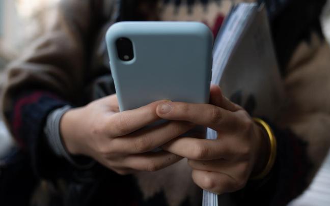 Una persona usa el teléfono móvil