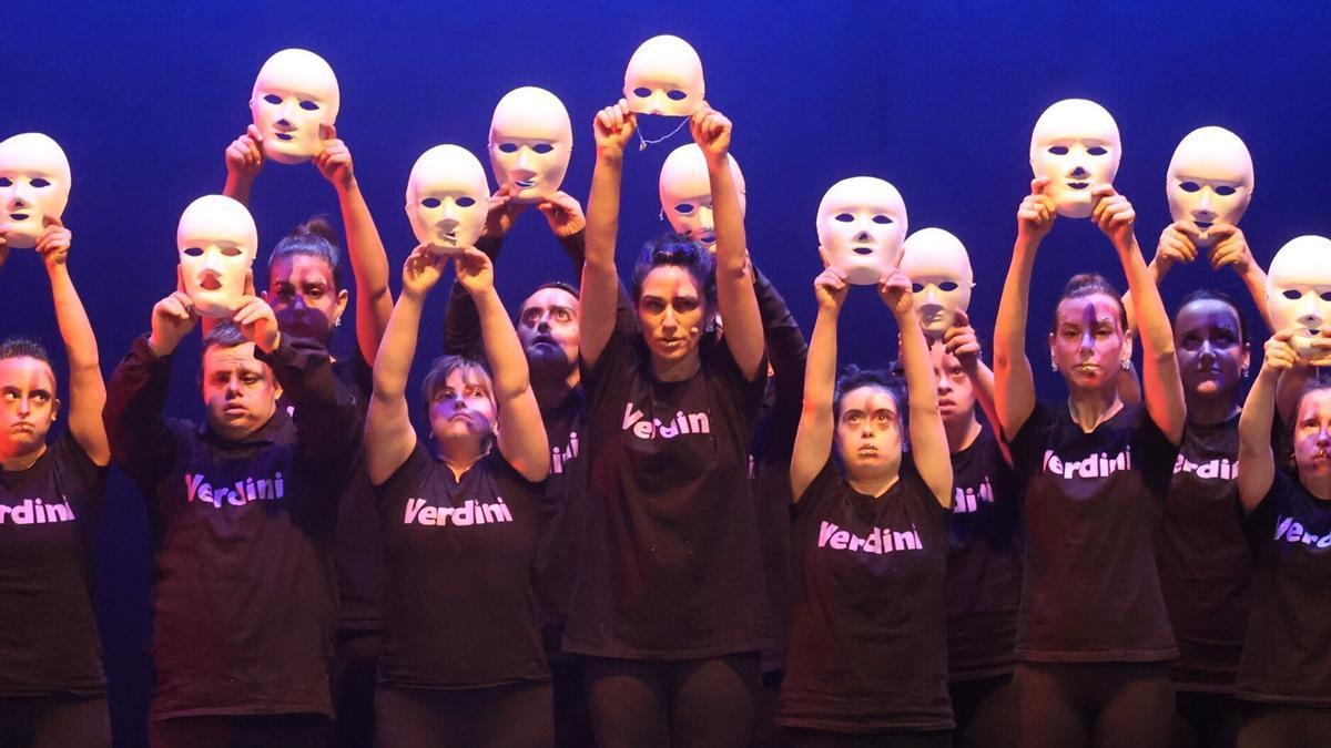La compañía de danza contemporánea Verdini Dantza Taldea durante una de sus actuaciones.