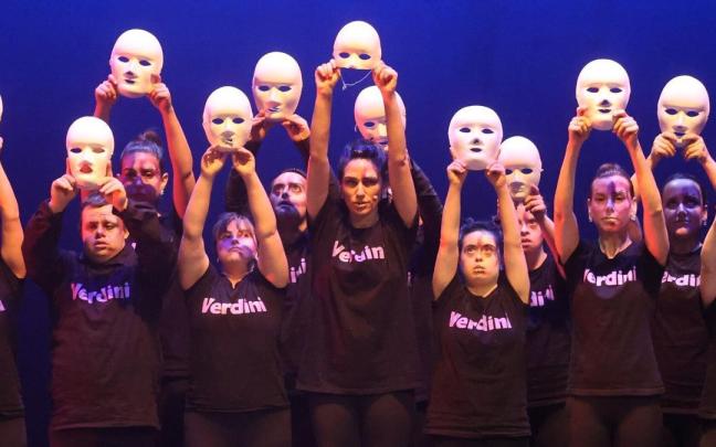 La compañía de danza contemporánea Verdini Dantza Taldea durante una de sus actuaciones.