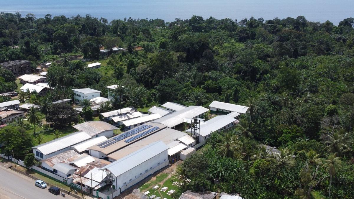 El hospital de Ebomé, con el mar al fondo.