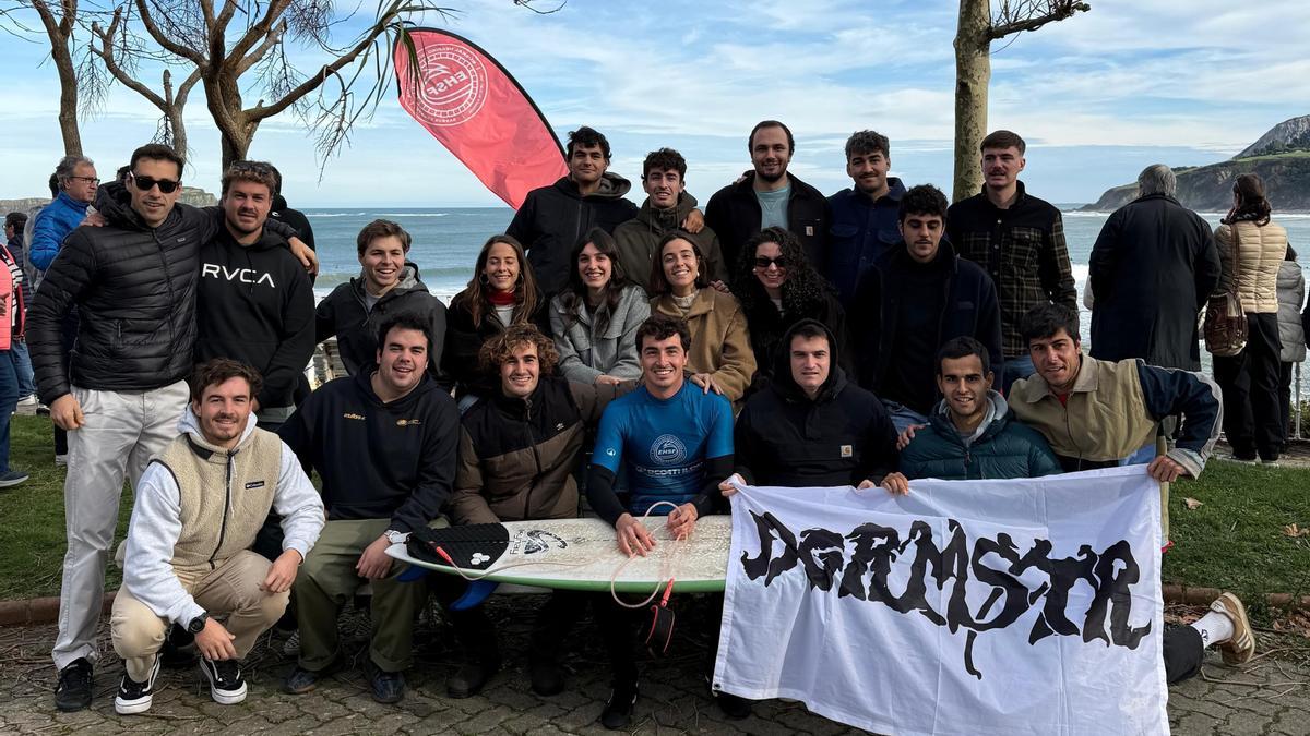 Amezaga celebra con sus amigos el cuarto puesto logrado en la prueba final del circuito vasco, disputada en diciembre de 2025.