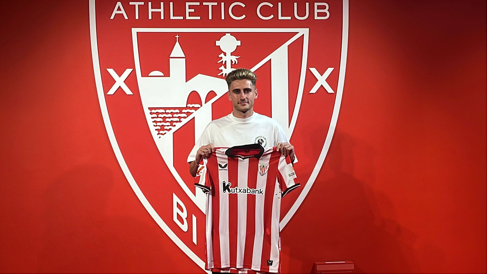 Robert Navarro posa con su nueva elástica tras ser presentado este mediodía en San Mamés