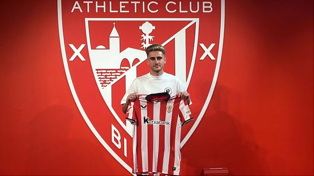 Robert Navarro posa con su nueva elástica tras ser presentado este mediodía en San Mamés Robert Navarro posa con su nueva elástica tras ser presentado este mediodía en San Mamés