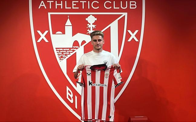 Robert Navarro posa con su nueva elástica tras ser presentado este mediodía en San Mamés