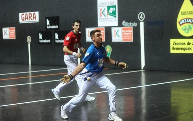 Peio Etxeberria golpea la pelota en un momento de la final. Peio Etxeberria golpea la pelota en un momento de la final.