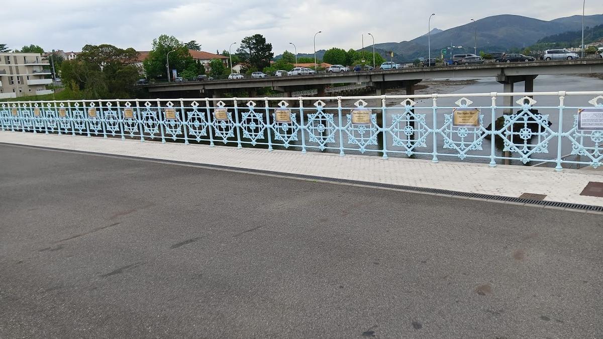Puente Avenida con los carteles de los deportados de Irun, Hondarribia y Hendaia