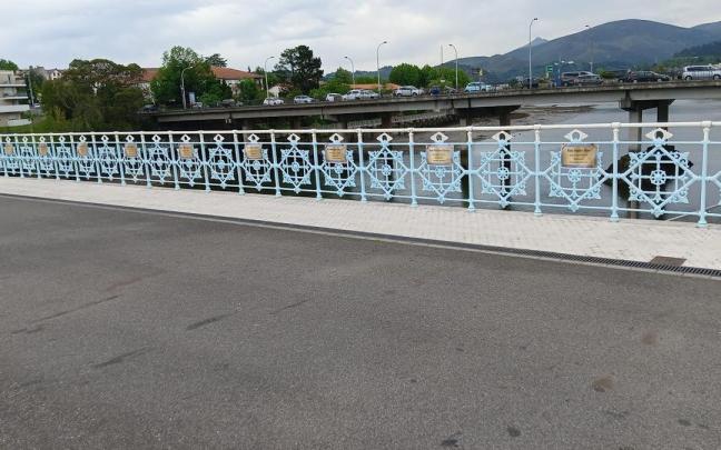 Puente Avenida con los carteles de los deportados de Irun, Hondarribia y Hendaia