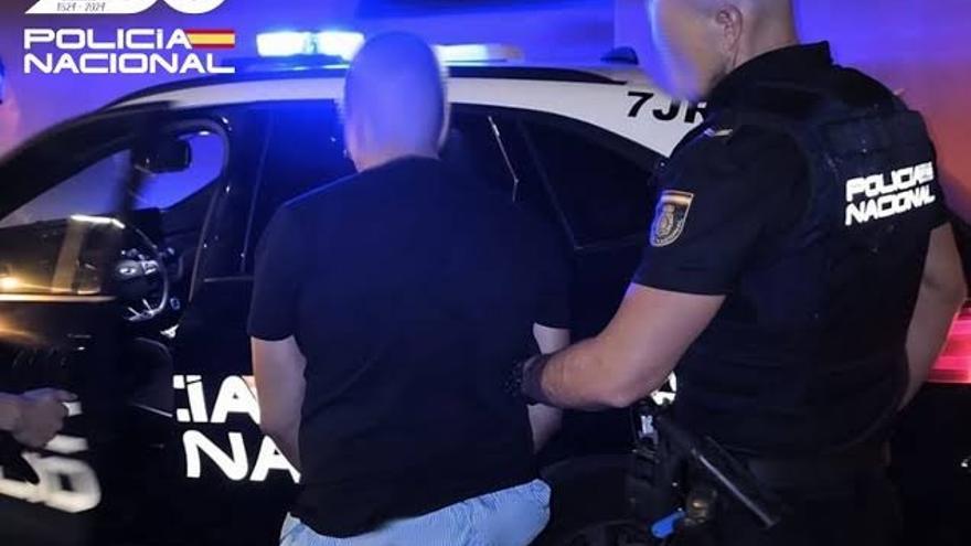 Un policía junto con el detenido por una agresión homófoba en Palma.