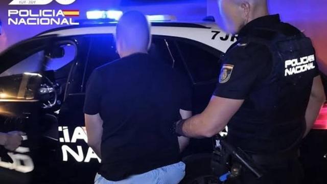 Un policía junto con el detenido por una agresión homófoba en Palma.