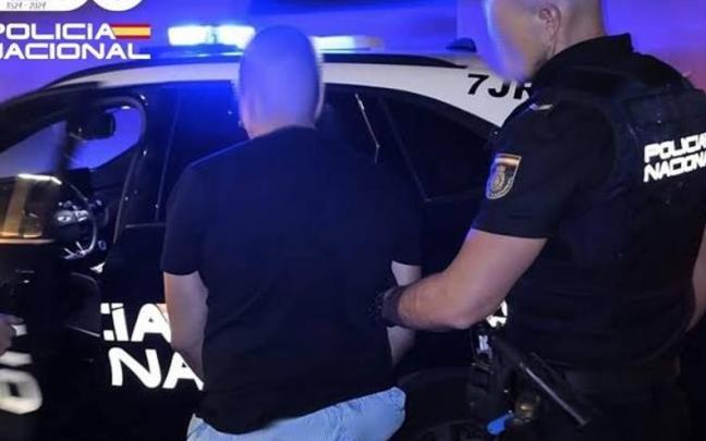Un policía junto con el detenido por una agresión homófoba en Palma.