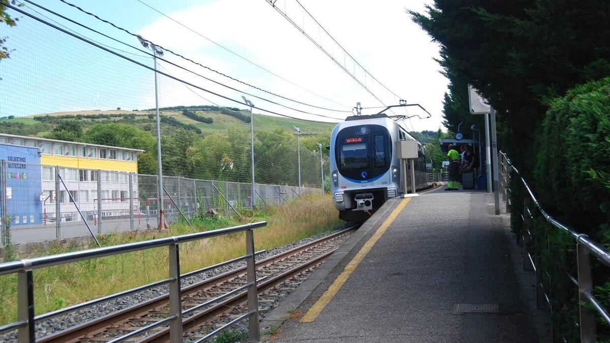 Tren de Euskotren llegando a la estación de San Pelaio / AINARA LOZANO